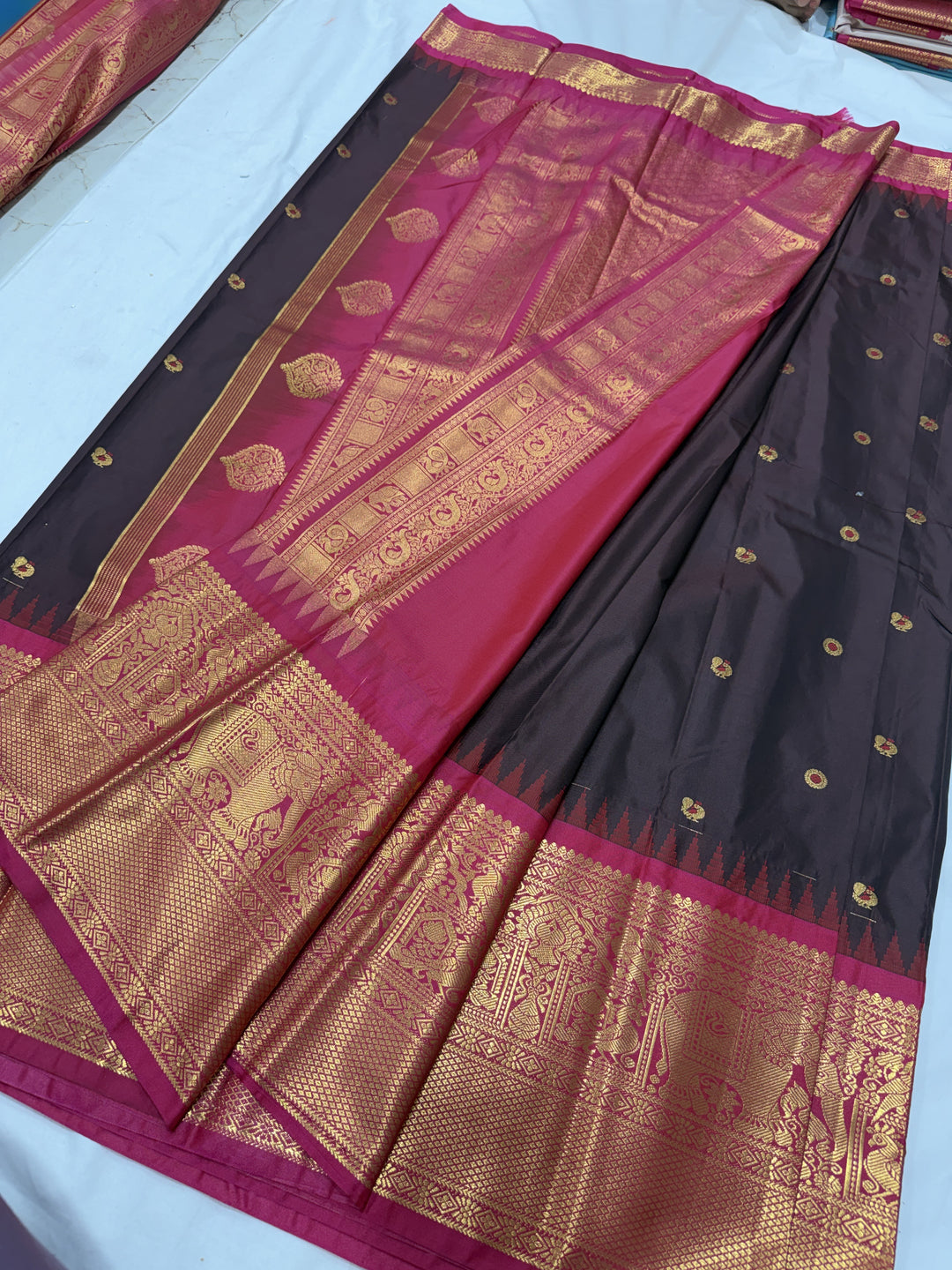Peacock Maroon Border Plain Semi-Silk Gadwal Saree (DHN-626)